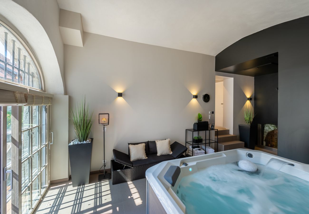 Indoor jacuzzi with terrace and laundry room on the ground floor