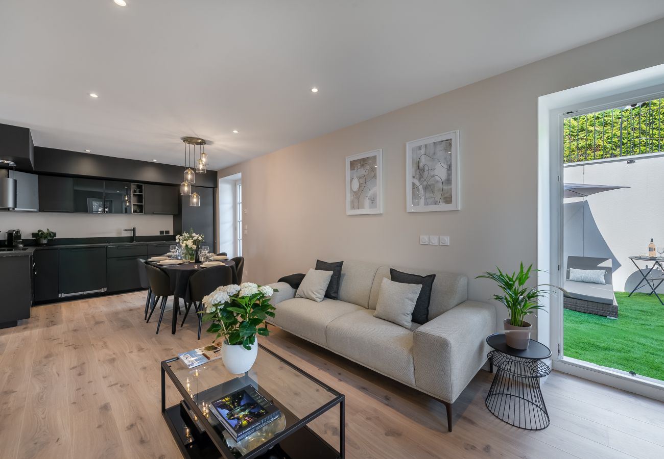 Living room open to dining area and kitchen in a cozy space