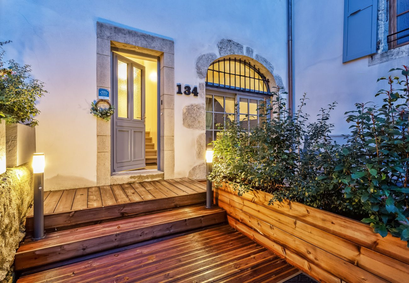 Welcoming entrance with access to the terrace