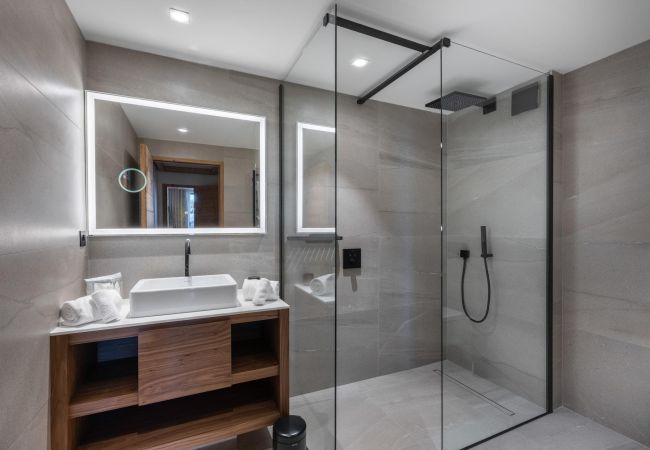 Apartment in Courchevel - Winter Courchevel -- L'Intresso, SKI IN OUT, 6pax Apartment in Courchevel - Winter Courchevel -- L'Intresso, SKI IN OUT, 6pax