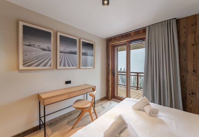 Comfortable double bedroom with balcony access and Alpes view 