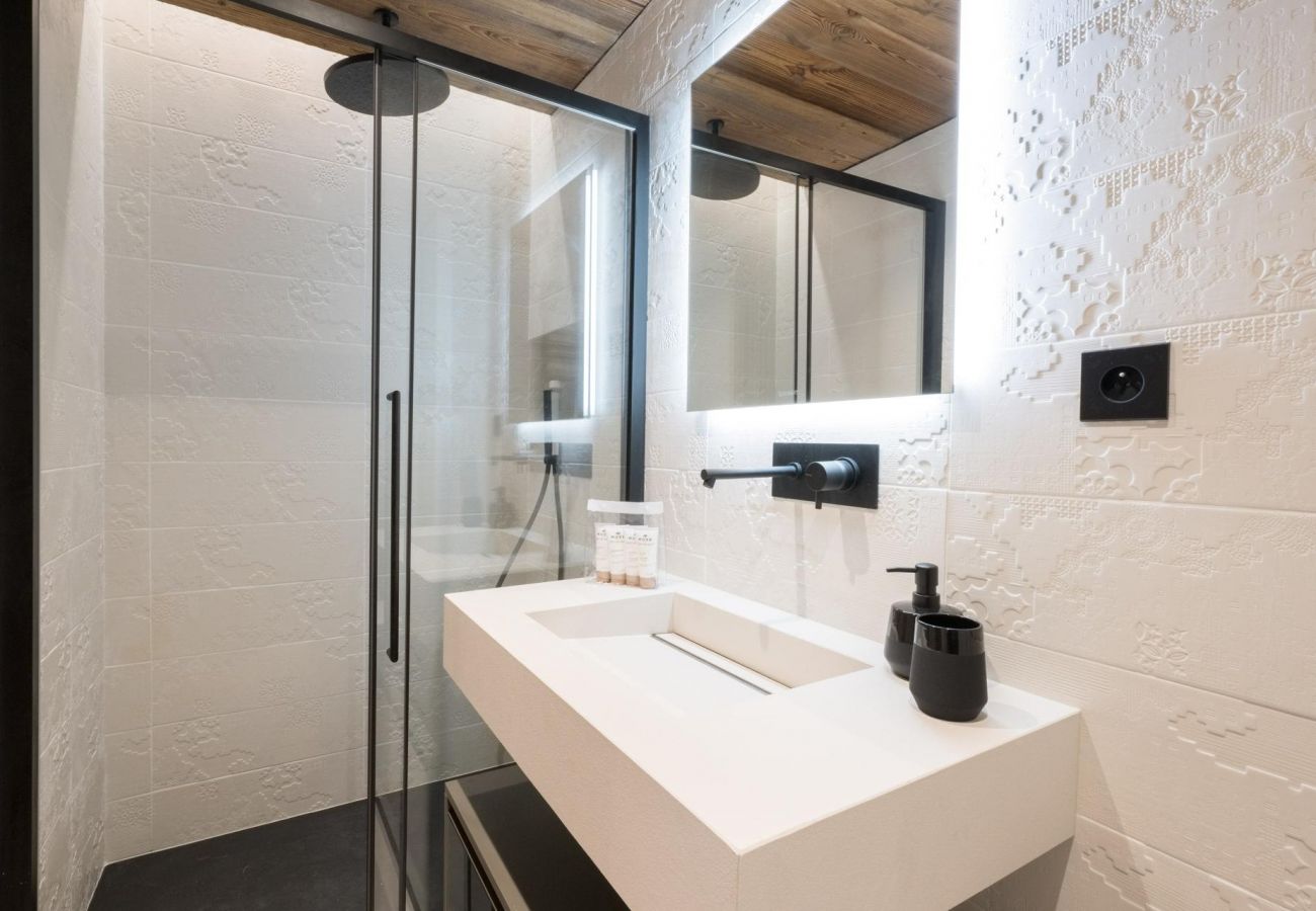 Méribel flat rental close to the slopes and the centre, prestige mountain concierge, airbnb luxury agency, 8 people, alps 
