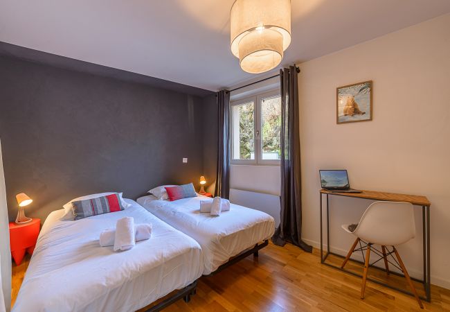 Room with single beds and desk, ideal for digital nomads on vacation at Lake Annecy 