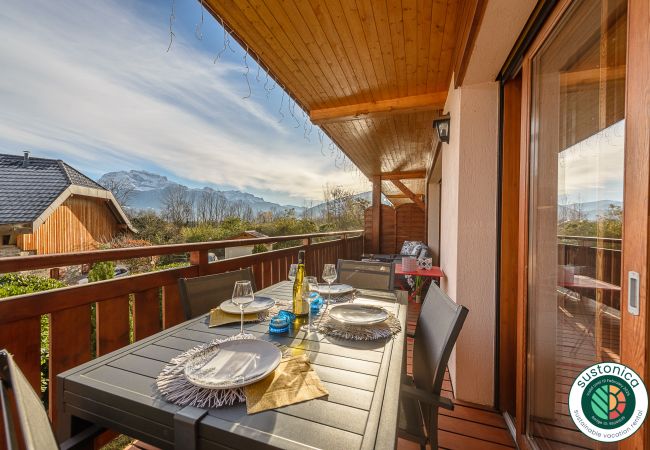 Balcony with mountain views - meals for family and friends. House for rent in Sevrier