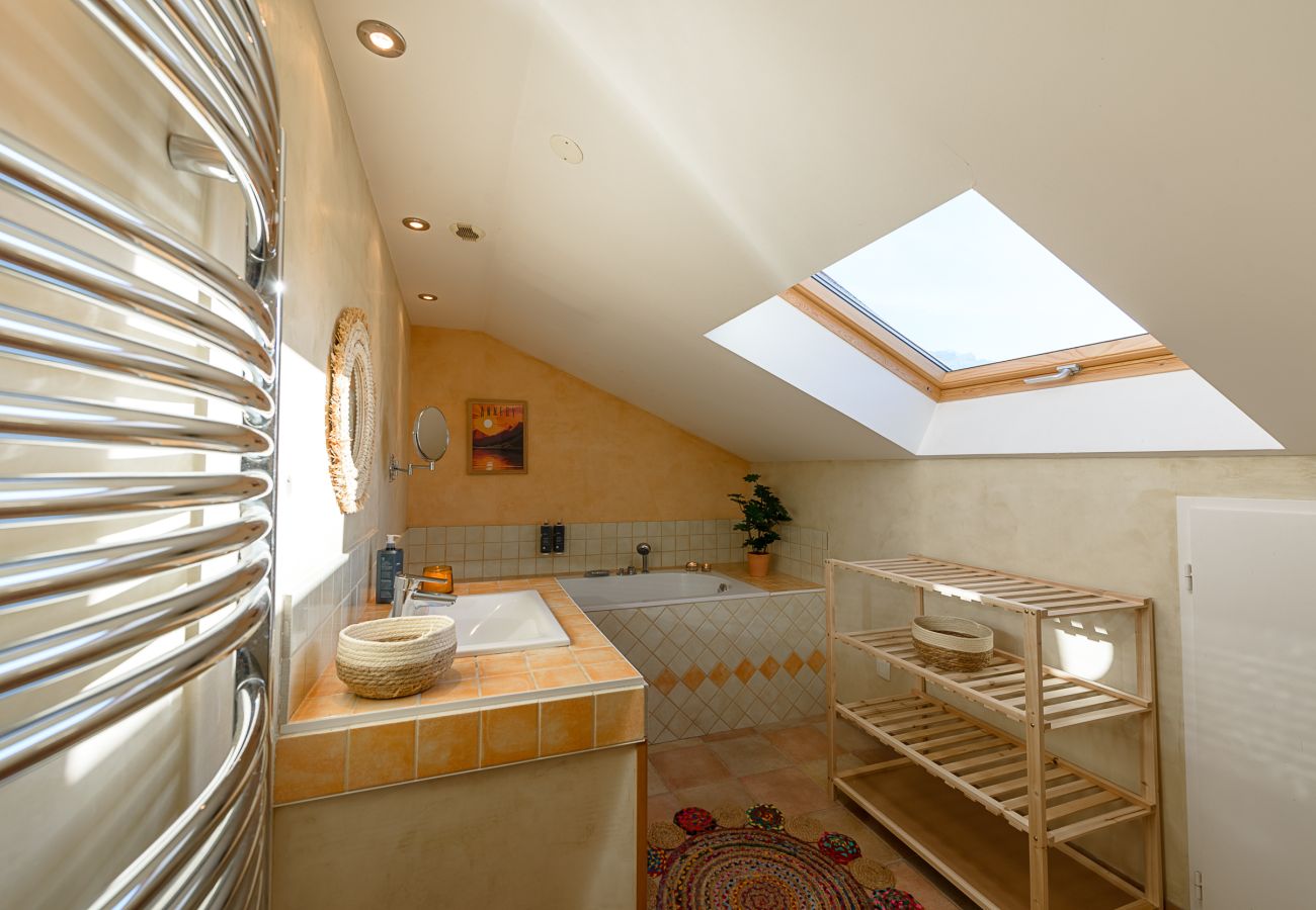 Seasonal rentals, Lake Annecy, Saint-Jorioz, mountains, house, garden, upscale concierge service,