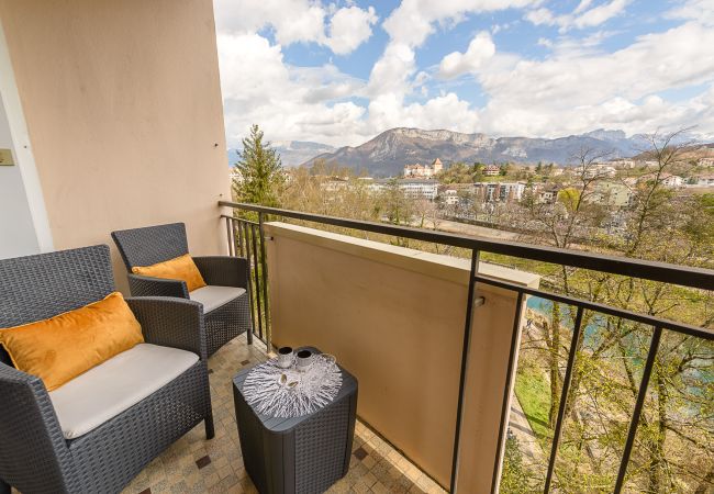 Apartment rental in Annecy center with balcony and view 