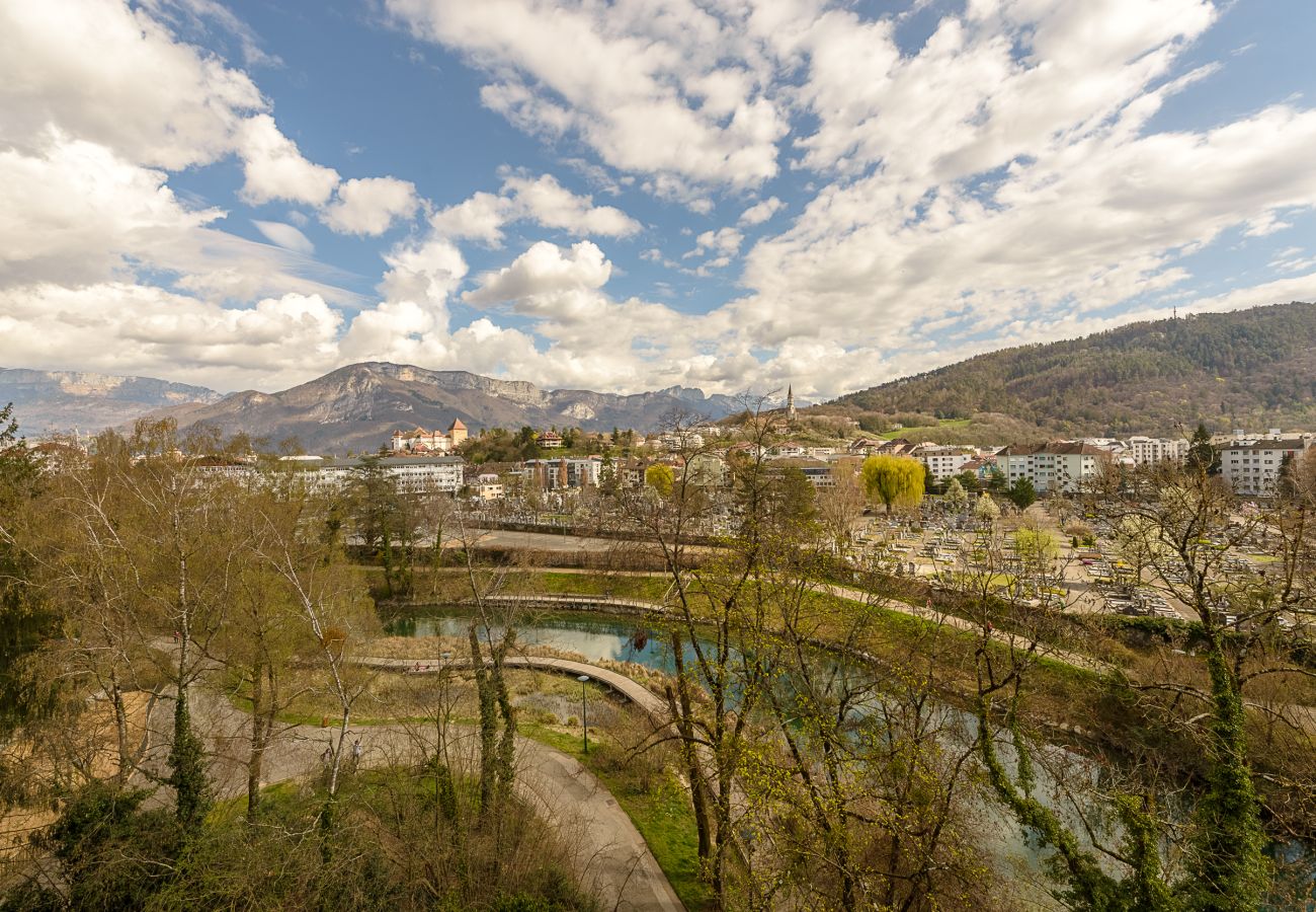 Take advantage of the children's playground at the foot of the residence! 