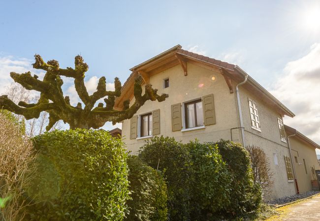 Rent a house on the banks of Lake Annecy for families, mountain retreats, gites to rent in the Alps, waterfront property