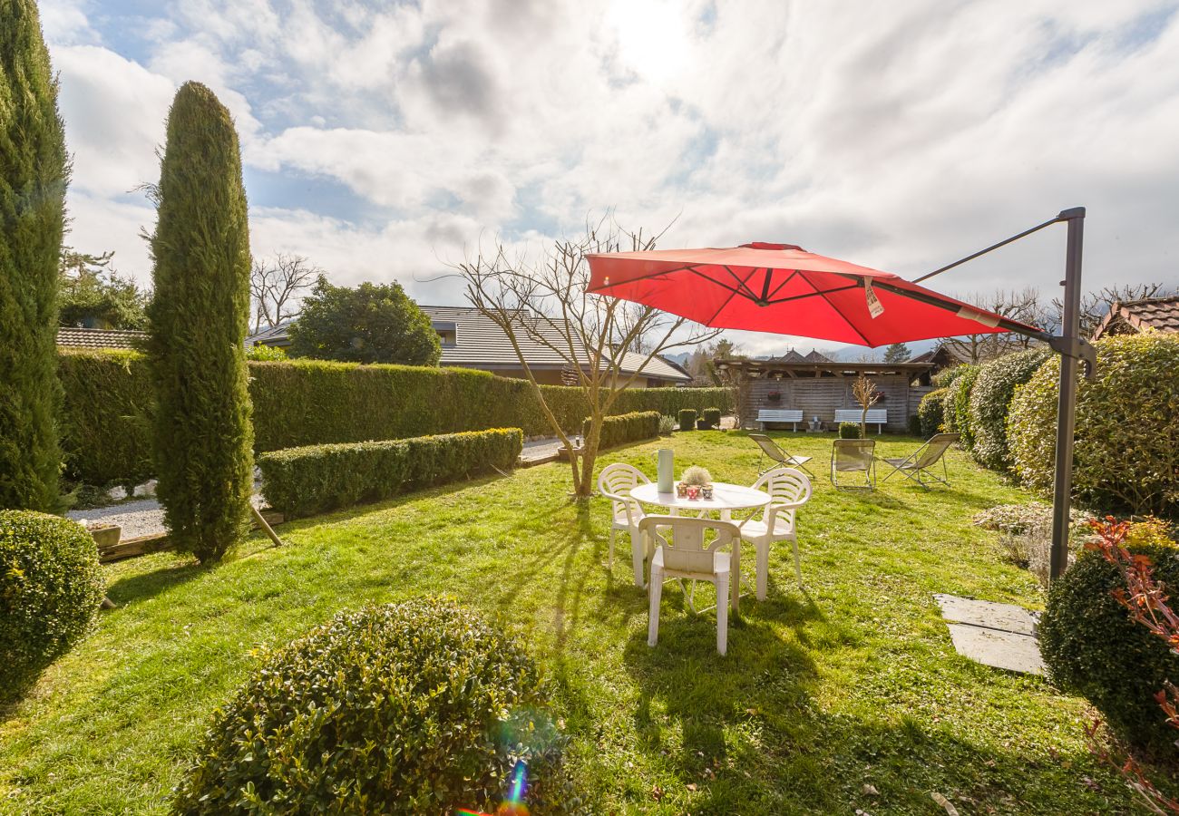 Rent a house on the banks of Lake Annecy for families, mountain retreats, gites to rent in the Alps, waterfront property