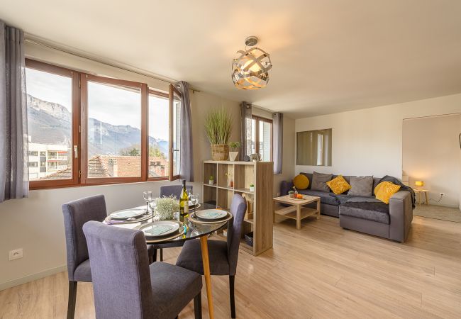 Luxury two-bedroom apartment in Annecy opposite the Imperial Palace 