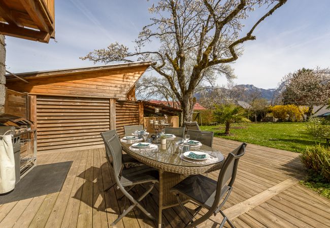 Rent a house on the banks of Lake Annecy for families, mountain retreats, gites to rent in the Alps, waterfront property