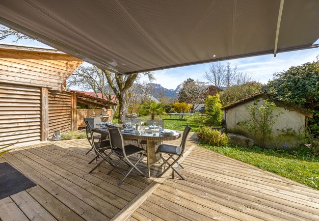 Rent a house on the banks of Lake Annecy for families, mountain retreats, gites to rent in the Alps, waterfront property