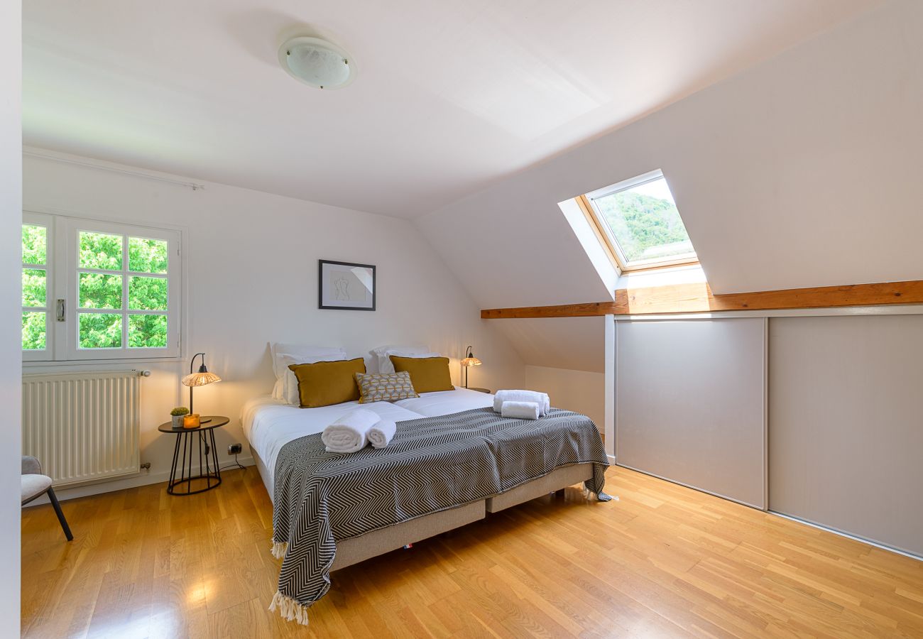Lake Annecy house to rent for families, waterfront seminar, gite to rent in the alps, waterfront house 