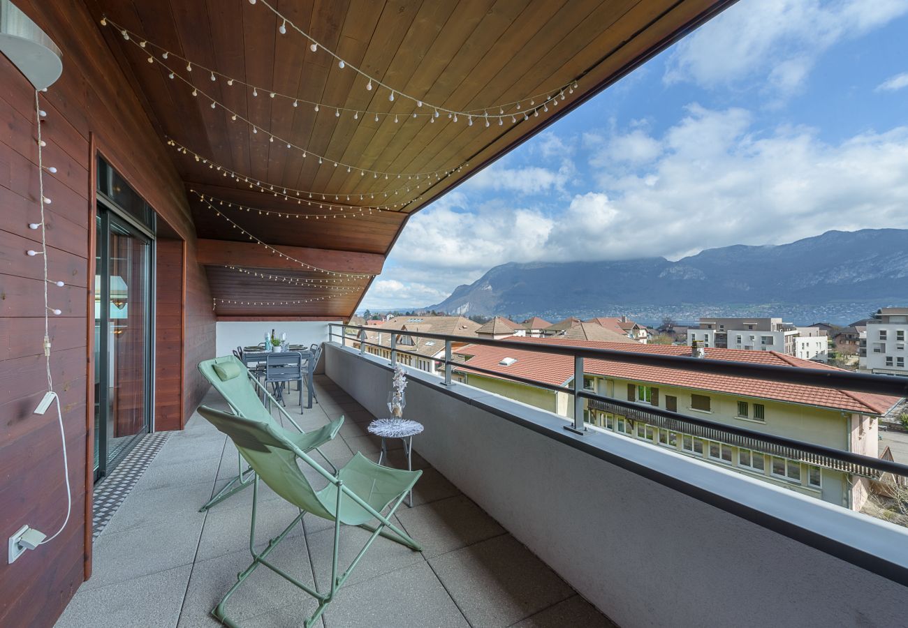 Rental on the edge of Lake Annessy with lake view, 2 bedrooms and private parking close to the shops