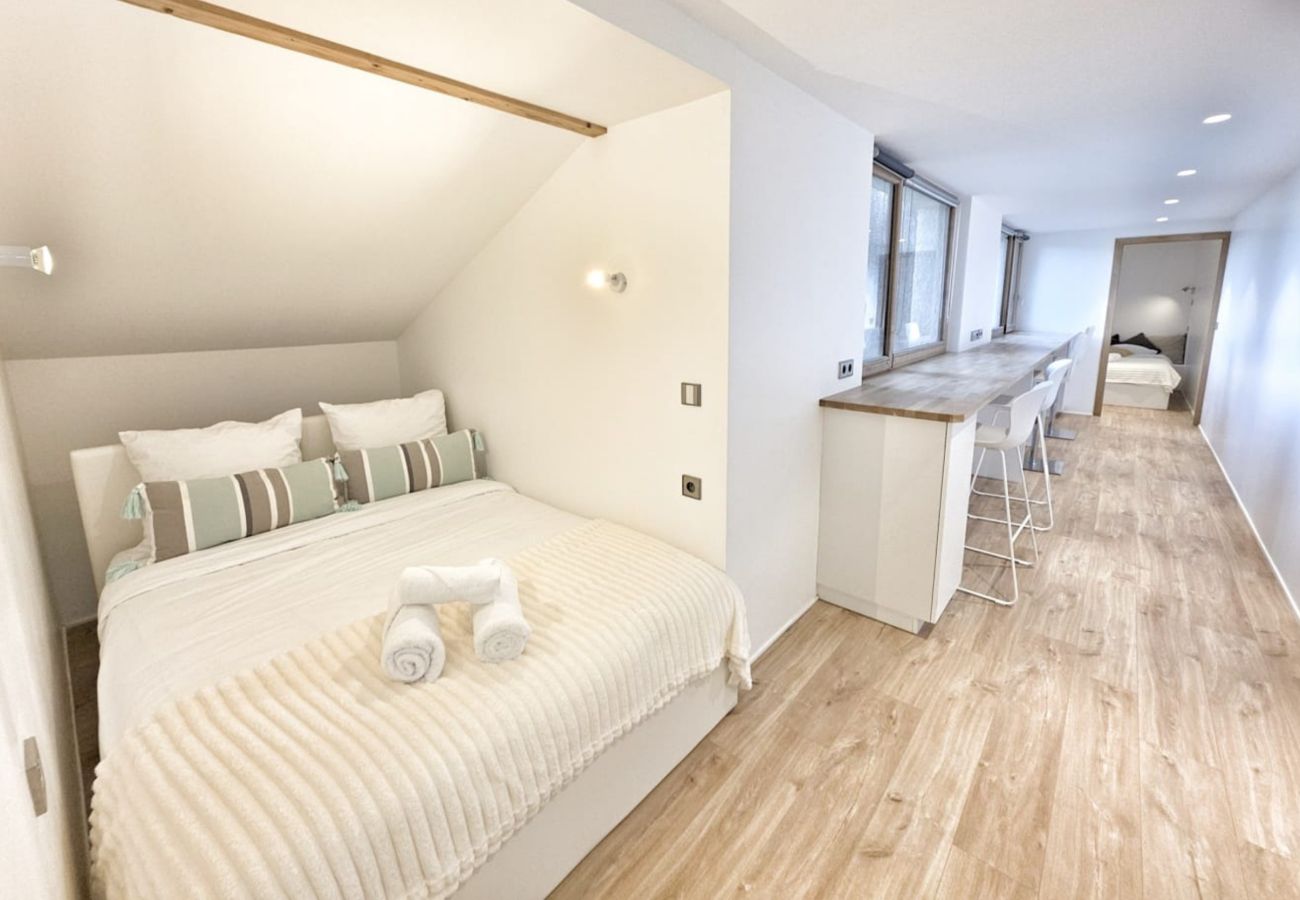 Luxury villa with deluxe bedroom for rent on Lake Annecy.