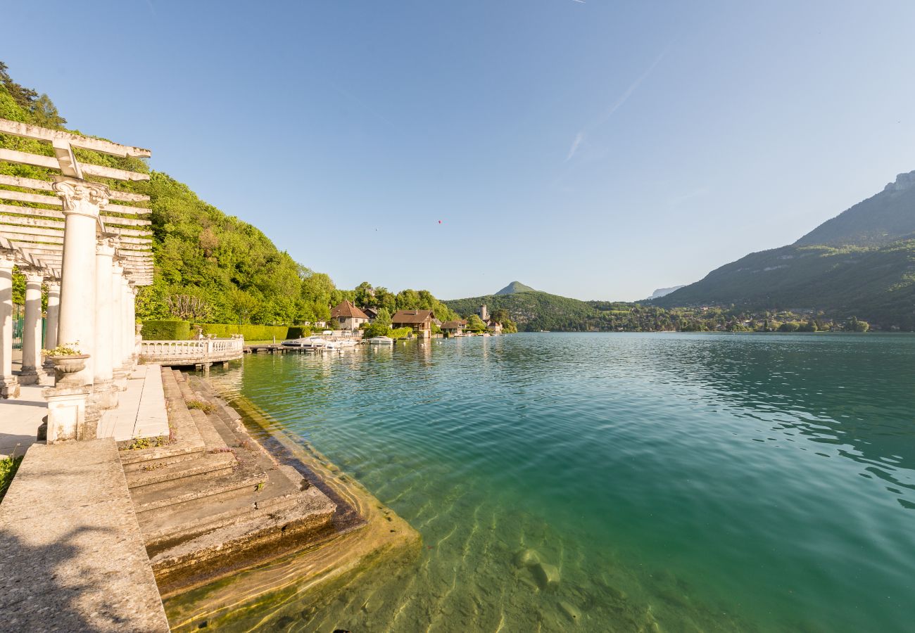 lac, appartement, luxe, location saisonnière, annecy, vacances, vue lac, montagne, hôtel, plage privée, neige, soleil 