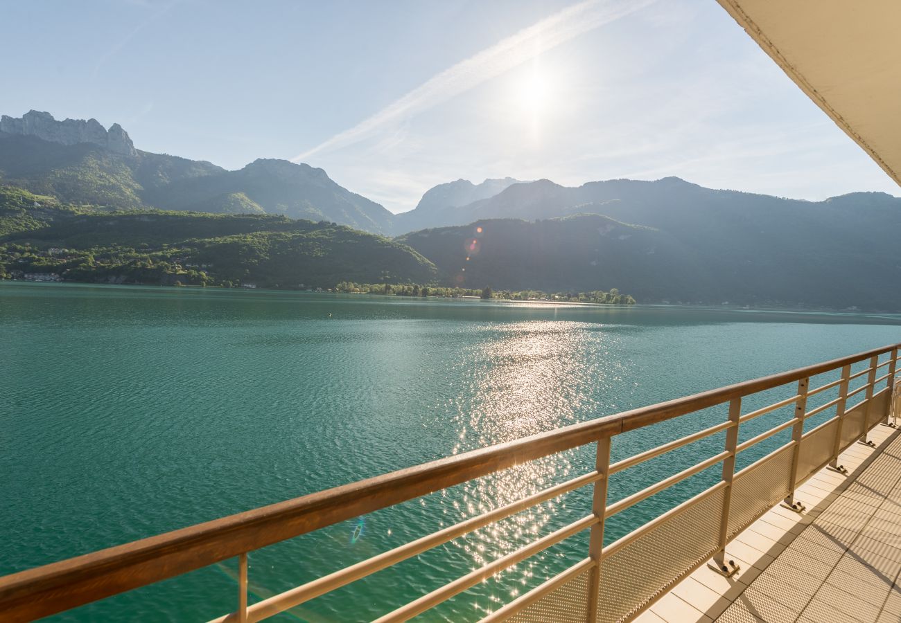 balcon, appartement, luxe, location saisonnière, annecy, vacances, vue lac, montagne, hôtel, plage privée, neige, soleil 