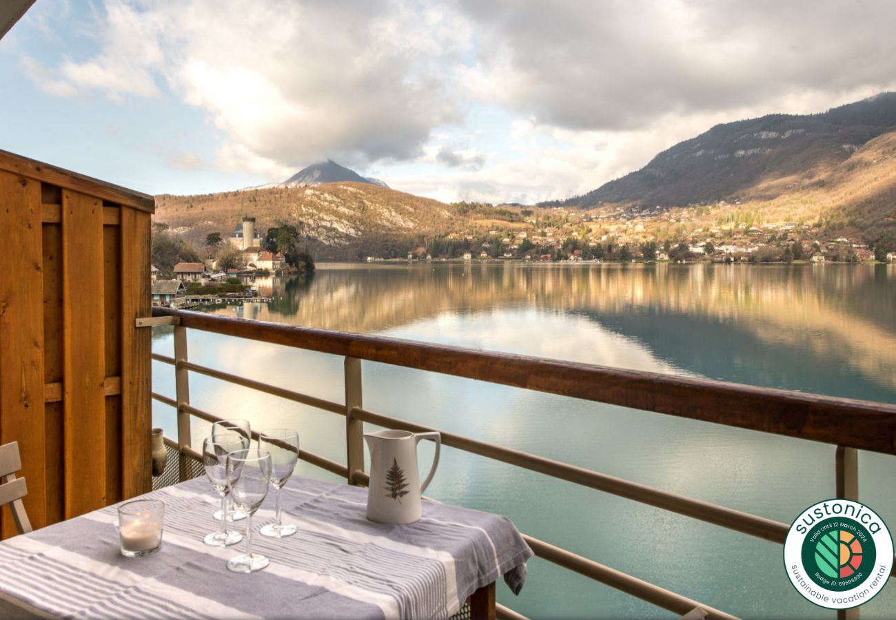 balcon, appartement, luxe, location saisonnière, annecy, vacances, vue lac, montagne, hôtel, plage privée, neige, soleil 