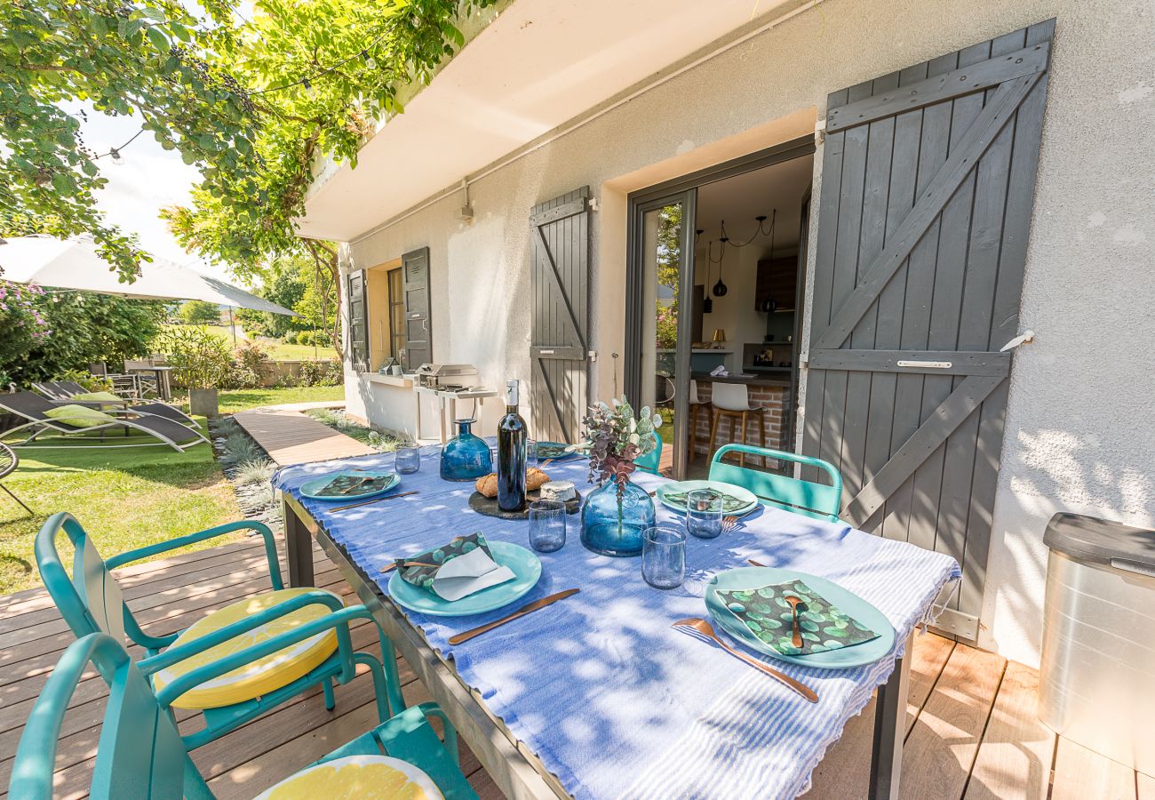 table à manger, jardin, location saisonnière, vacances, saint-jorioz, lac, montagne, luxe, maison, hôtel, neige, soleil 