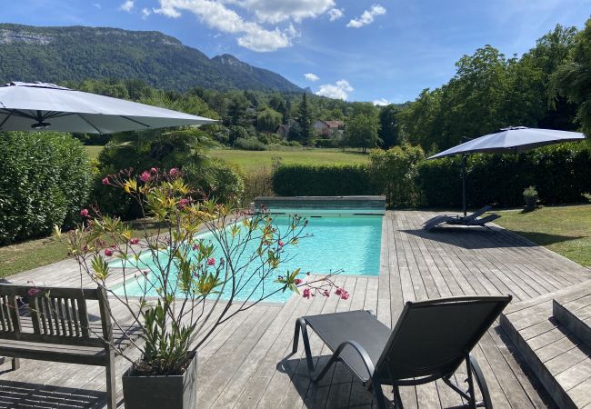 piscine, extérieur, terrasse, vacances en famille, annecy village, location maison lac annecy