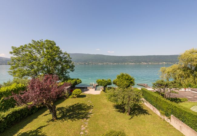 maison, luxe, location saisonnière, annecy, vacances, accès au lac, ponton privé, montagne, hôtel, neige, soleil, bateau 