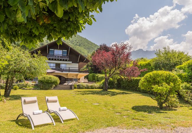 maison, luxe, location saisonnière, annecy, vacances, accès au lac, ponton privé, montagne, hôtel, neige, soleil, bateau 