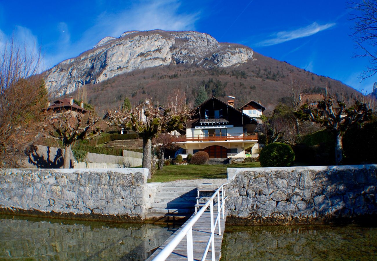 maison, luxe, location saisonnière, annecy, vacances, accès au lac, ponton privé, montagne, hôtel, neige, soleil, bateau 