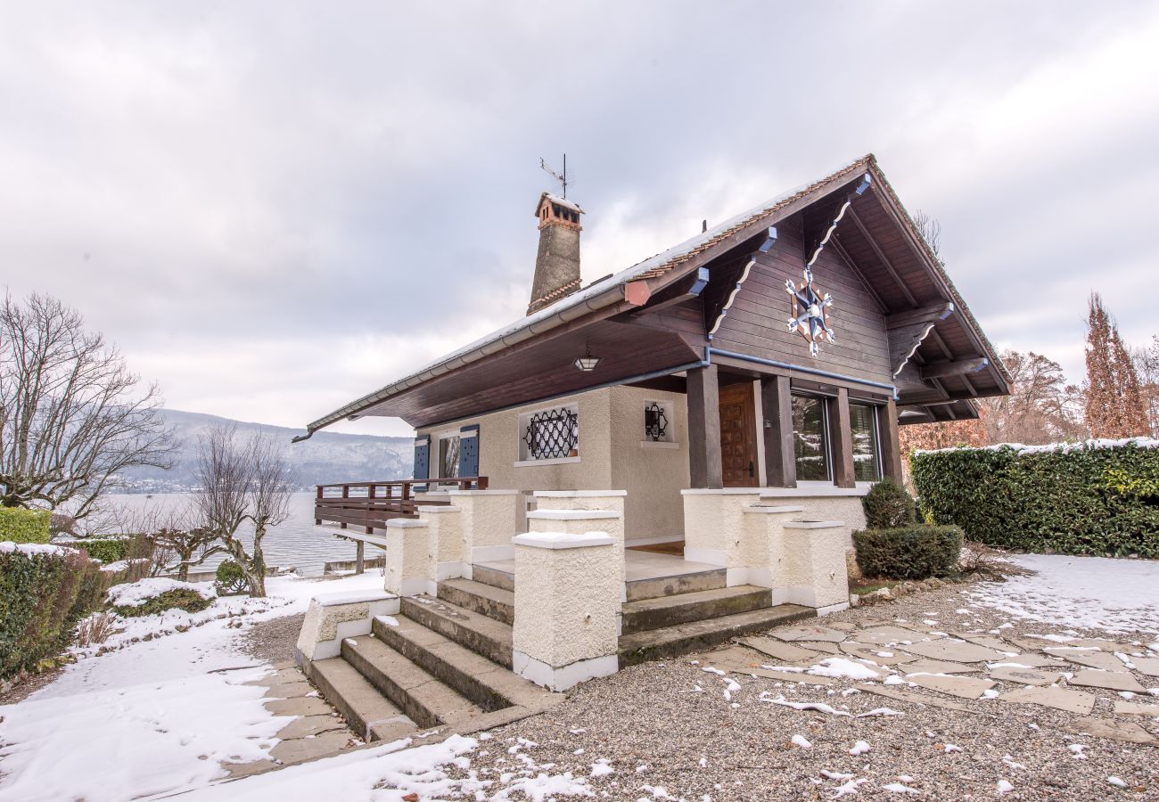 maison, luxe, location saisonnière, annecy, vacances, accès au lac, ponton privé, montagne, hôtel, neige, soleil, bateau 