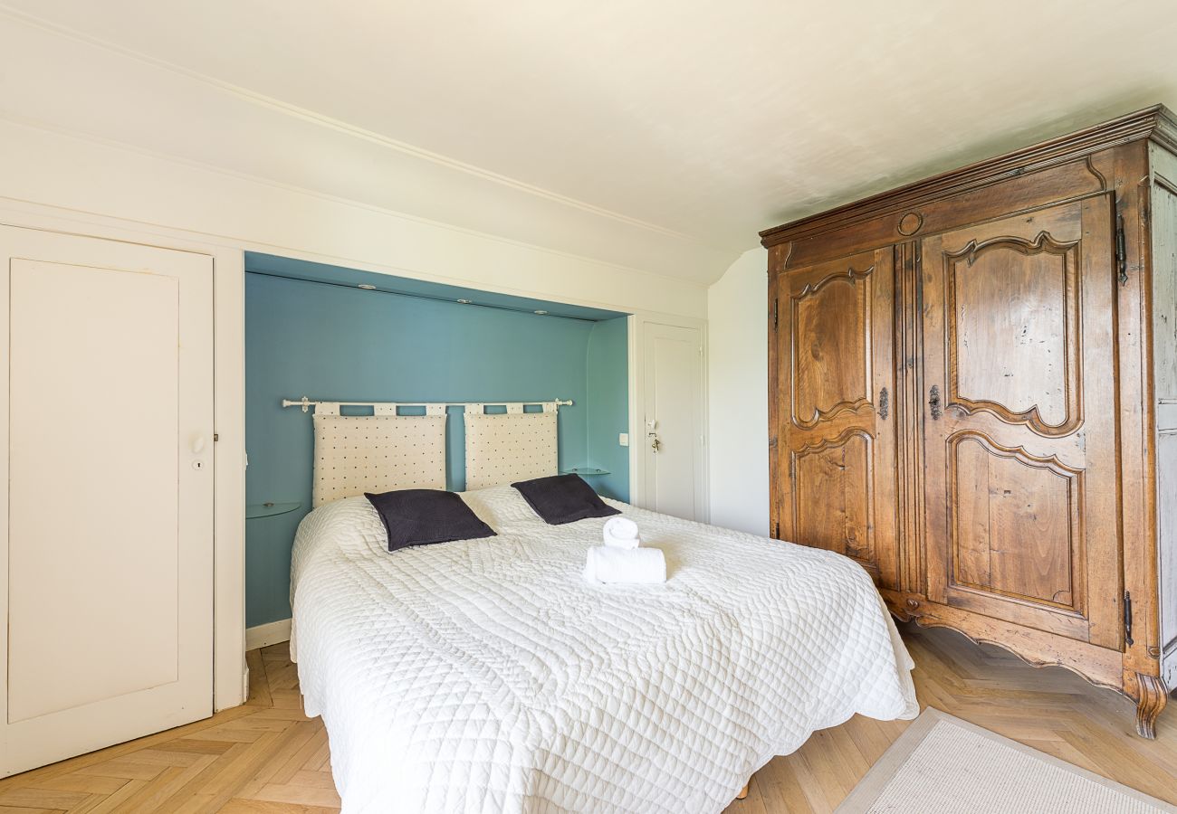 maison, luxe, location saisonnière, annecy, vacances, accès au lac, ponton privé, montagne, hôtel, neige, soleil, bateau 