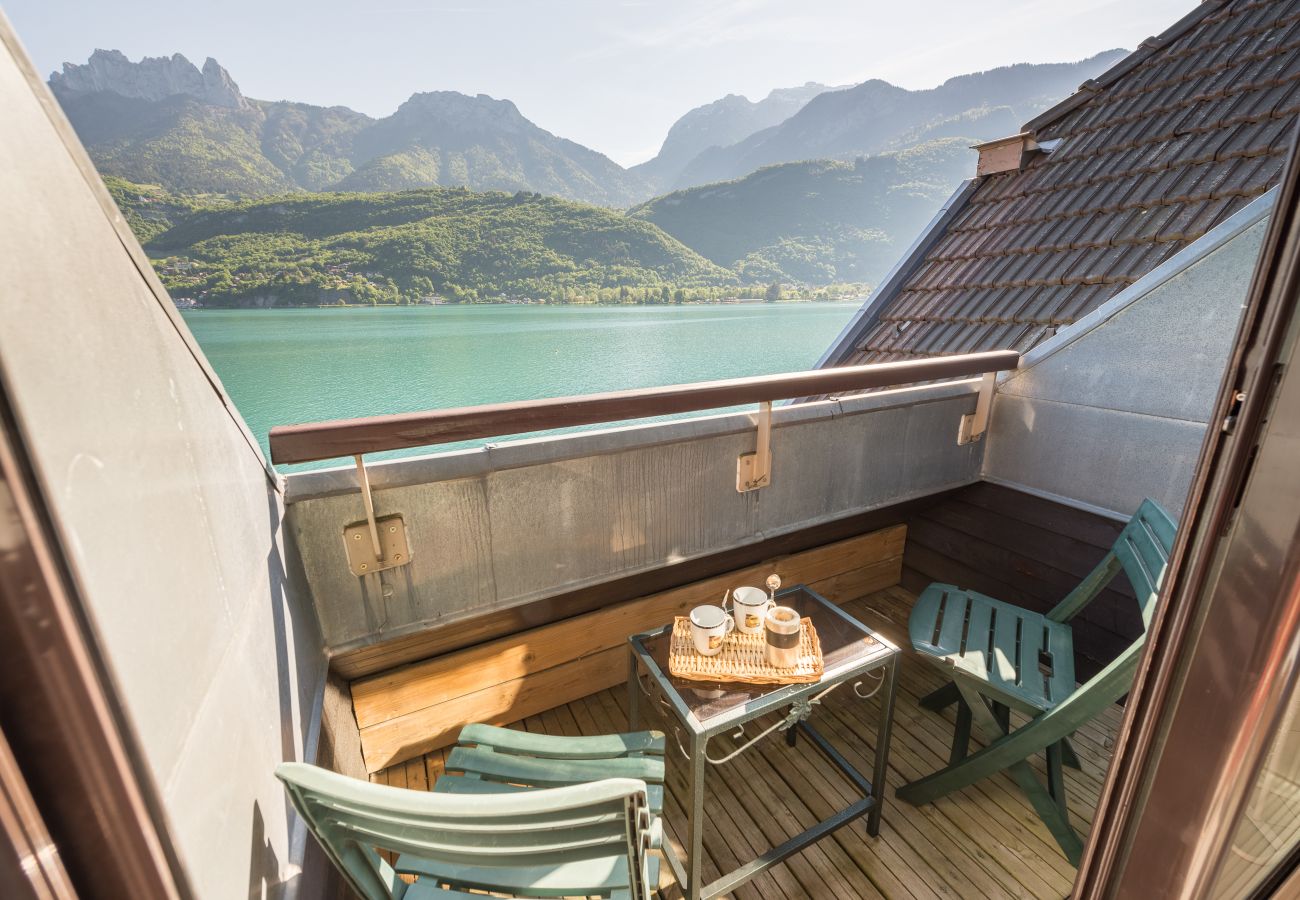 balcon, appartement, luxe, location saisonnière, annecy, vacances, vue lac, montagne, hôtel, plage privée, neige, soleil  