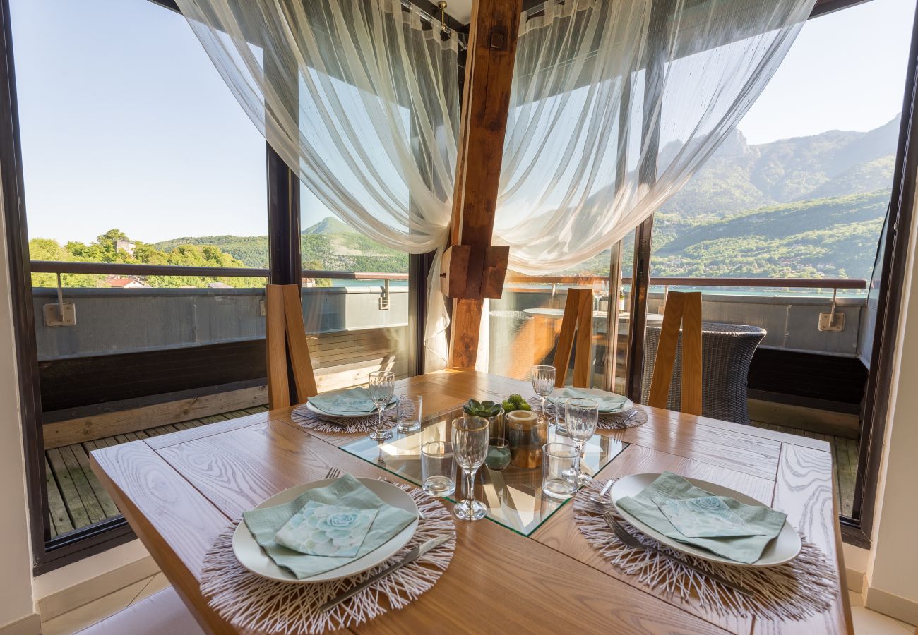 salle à manger, appartement, luxe, location saisonnière, annecy, vacances, lac, montagne, hôtel, plage privée, neige, soleil 