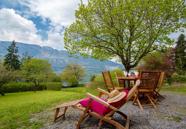 terrasse vue lac, chalet, location saisonnière, annecy, vacances, lac, montagne, luxe, maison, hôtel, neige, soleil 