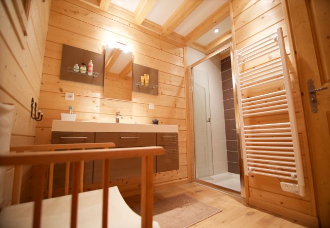 salle de douche, chalet, location saisonnière, annecy, vacances, lac, montagne, luxe, maison, hôtel, neige, soleil 