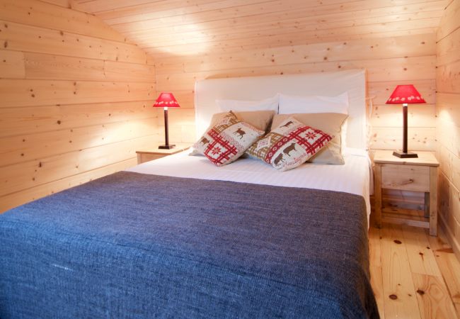 chambre double, chalet, location saisonnière, annecy, vacances, lac, montagne, luxe, maison, hôtel, neige, soleil 