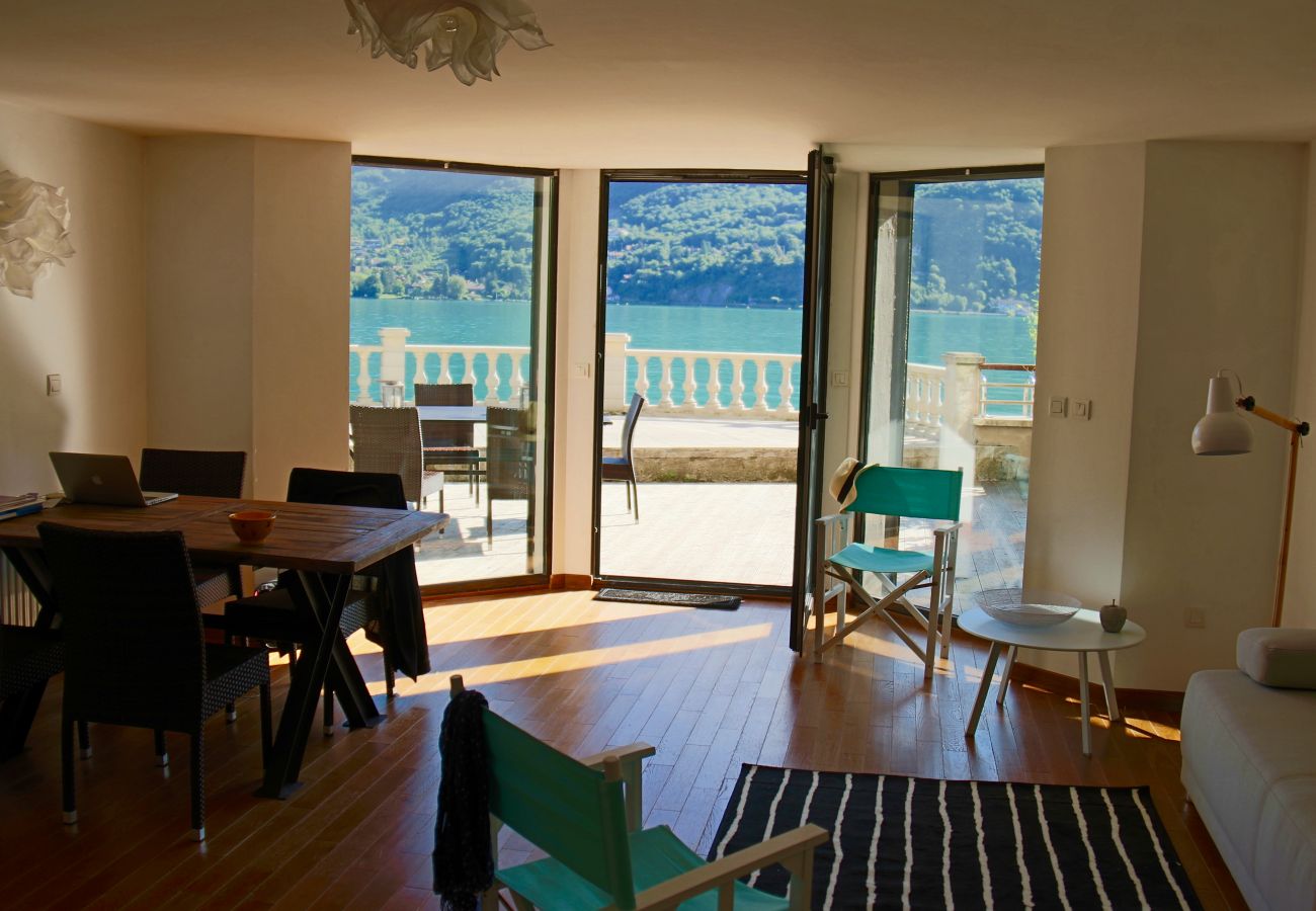 salon, appartement, luxe, location saisonnière, annecy, vacances, vue lac, montagne, hôtel, plage privée, neige, soleil 