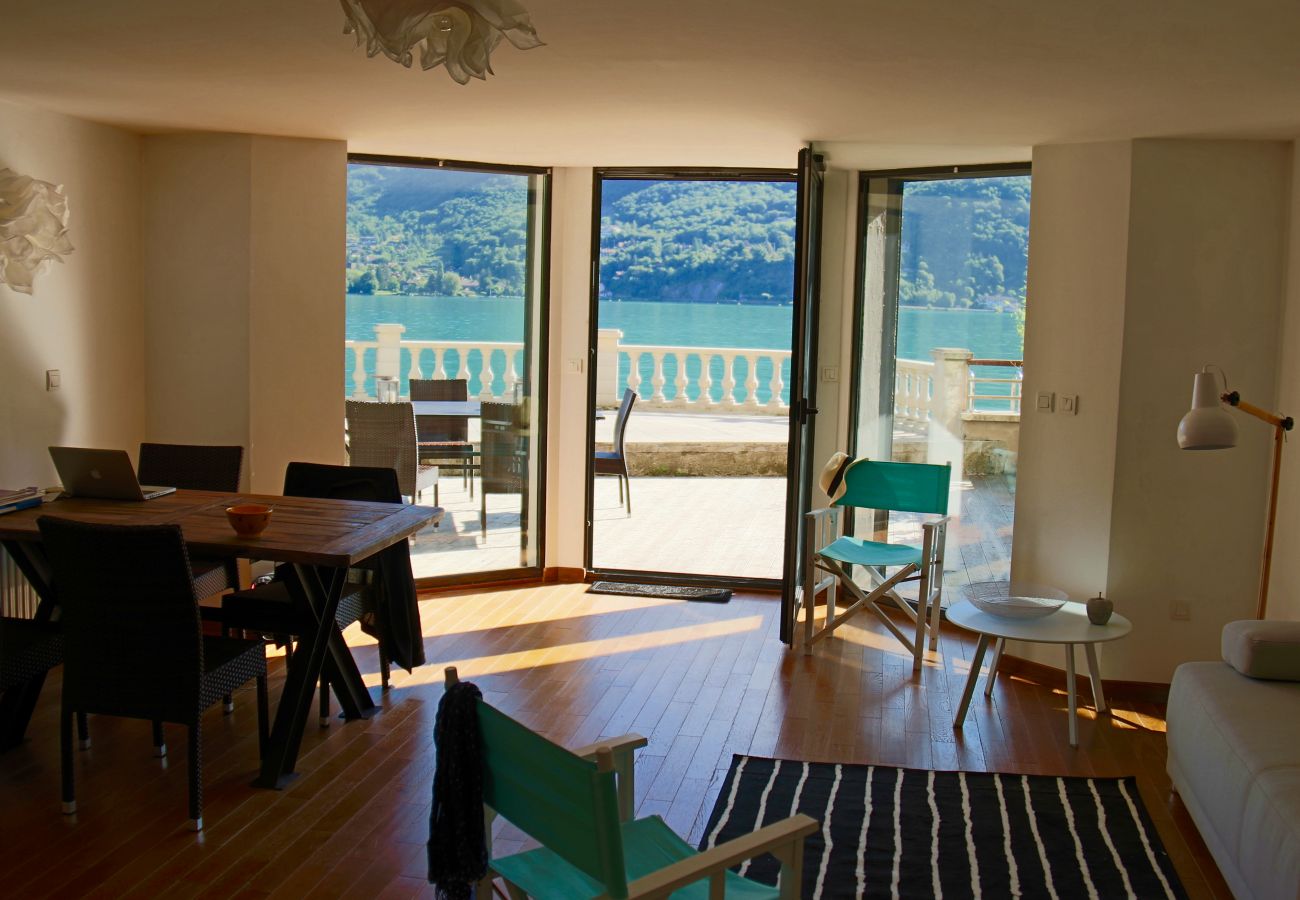 salon, appartement, luxe, location saisonnière, annecy, vacances, vue lac, montagne, hôtel, plage privée, neige, soleil 