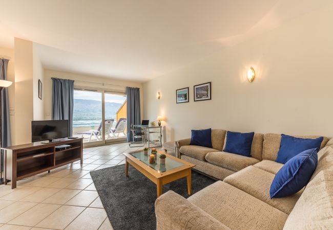 salon, cocooning, location saisonnière, vacances, annecy, vue lac et montagnes, luxe, appartement, hôtel, neige, soleil