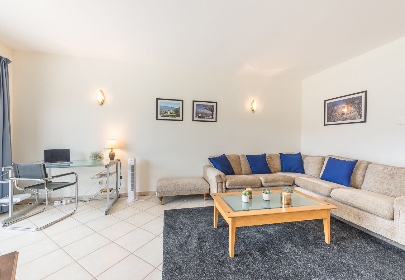 salon, cocooning, location saisonnière, vacances, annecy, vue lac et montagnes, luxe, appartement, hôtel, neige, soleil