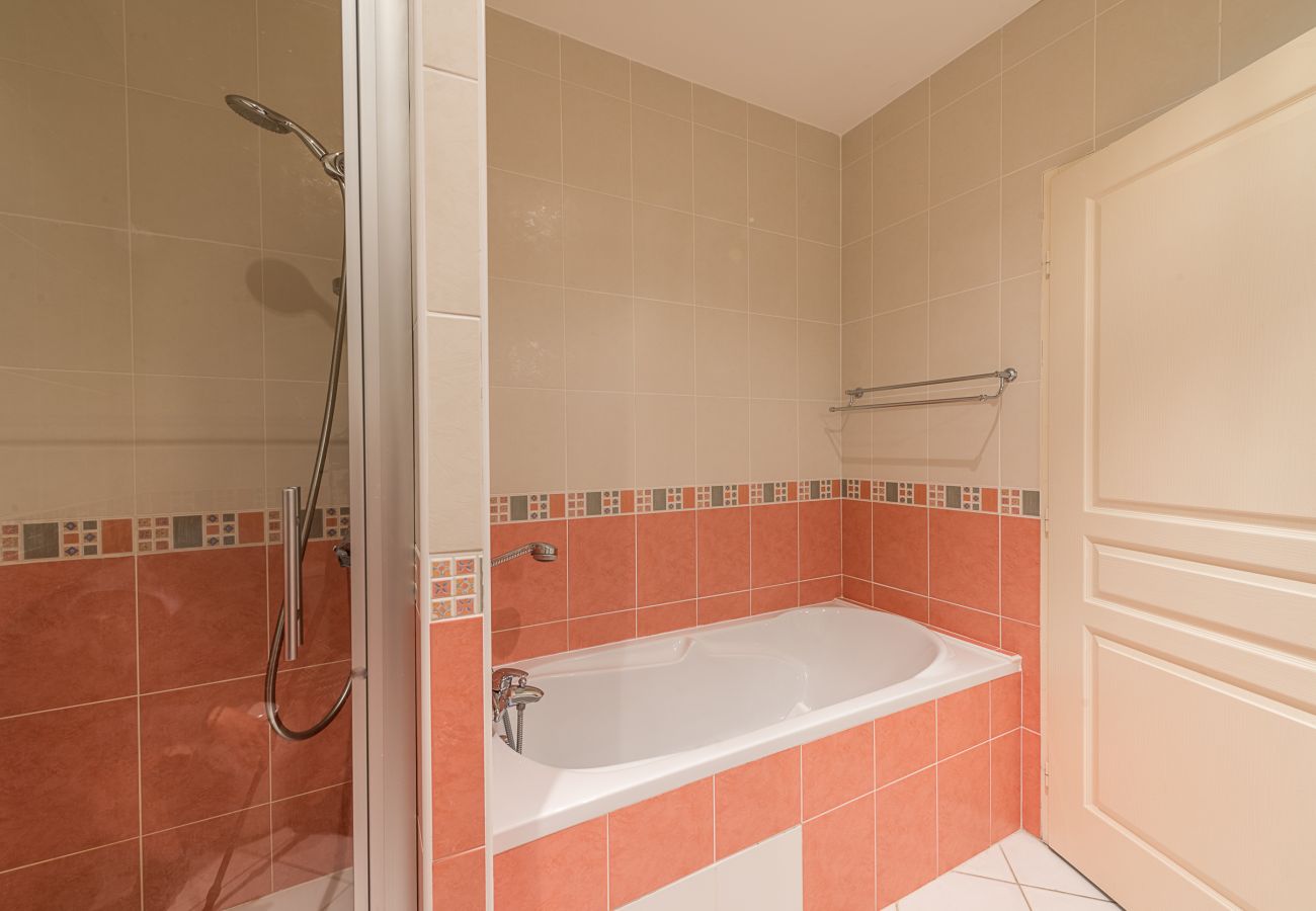 salle de bain, location saisonnière, vacances, annecy, vue lac et montagnes, luxe, appartement, hôtel, neige, soleil