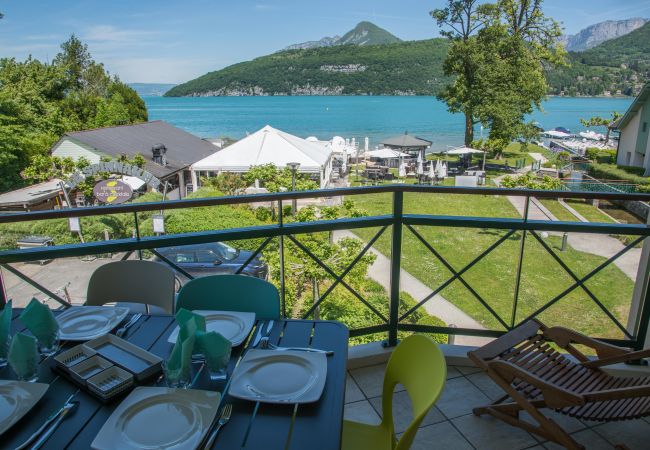 Balcon vue lac - Location saisonnière balcon, cocooning, location saisonnière, vacances, annecy, vue lac et montagnes, luxe, appartement, hôtel, neige, soleil