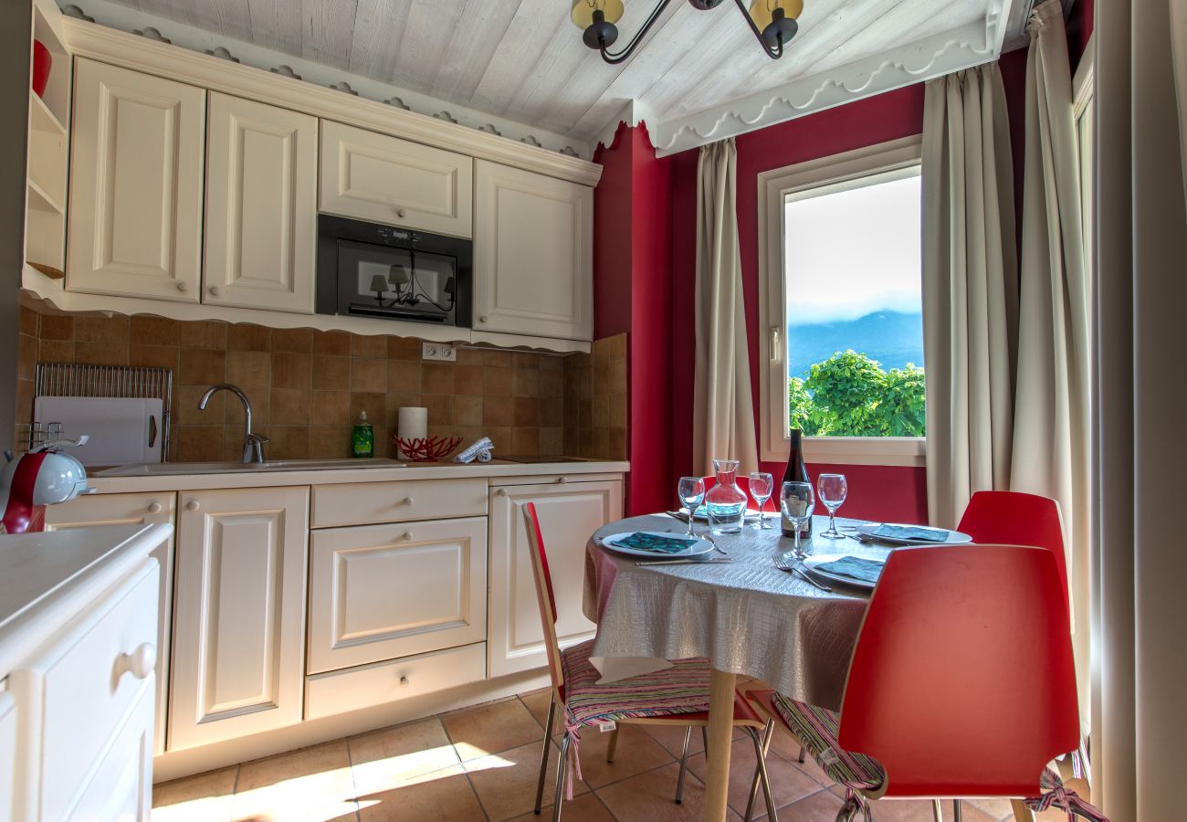 cuisine, salle à manger, 4 personnes, vue lac, vue montagne, vacances, location saisonnière, luxe