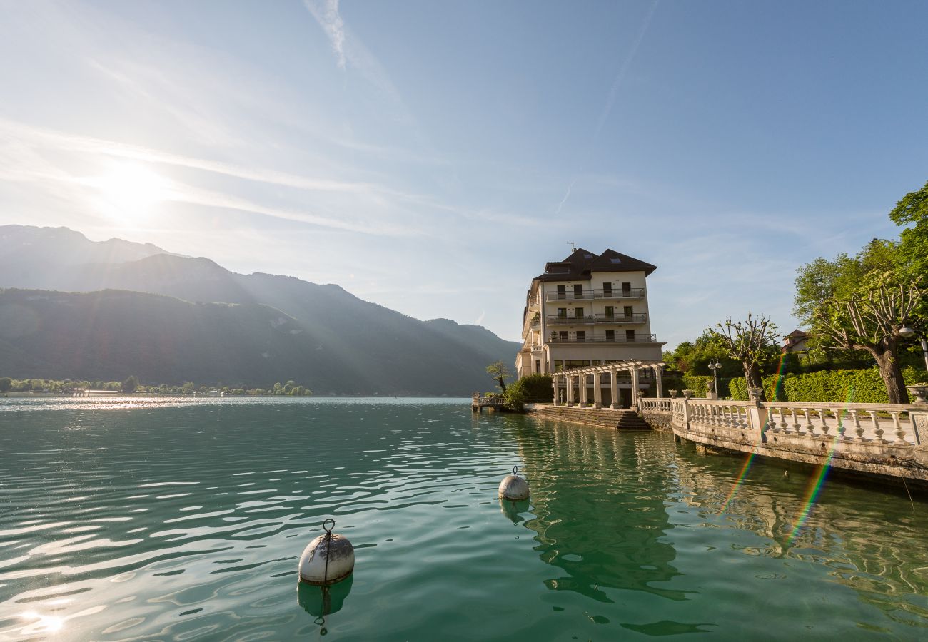 lac, appartement, luxe, location saisonnière, annecy, vacances, vue lac, montagne, hôtel, plage privée, neige, soleil  