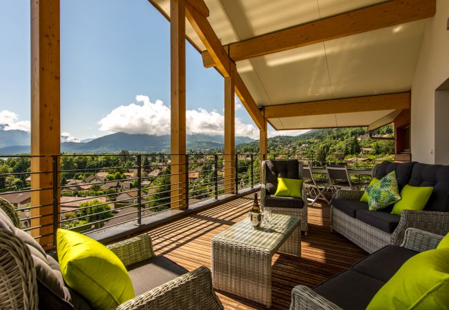 terrasse, maison, appartement, luxe, location saisonnière, annecy, vacances, vue lac, montagne, hôtel, jacuzzi, neige, soleil