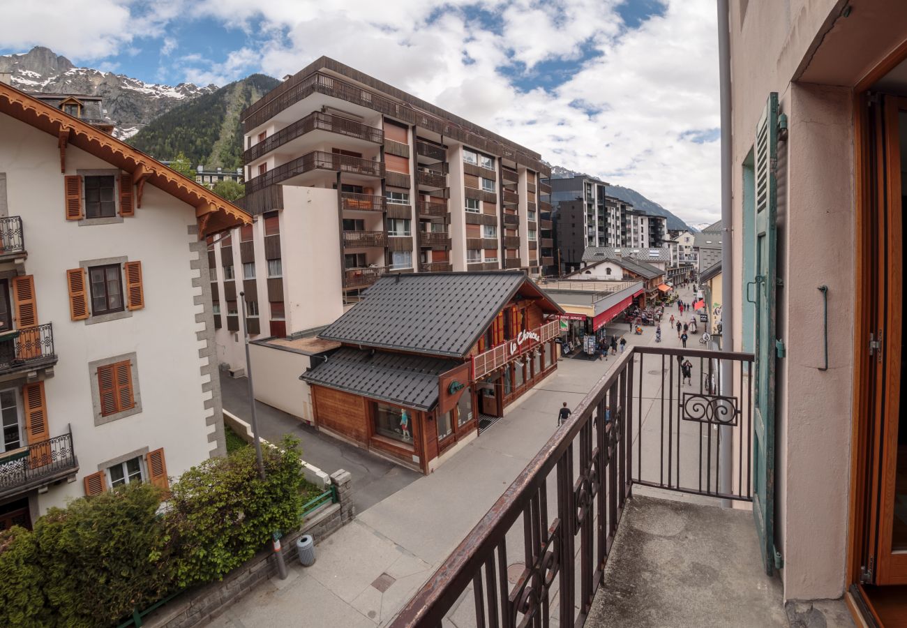 Vue de la grande rue de Chamonix depuis le balcon