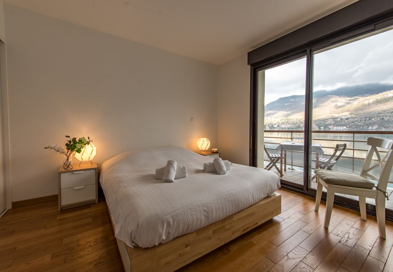 chambre, appartement, luxe, location saisonnière, annecy, vacances, vue lac, montagne, hôtel, plage privée, neige, soleil 