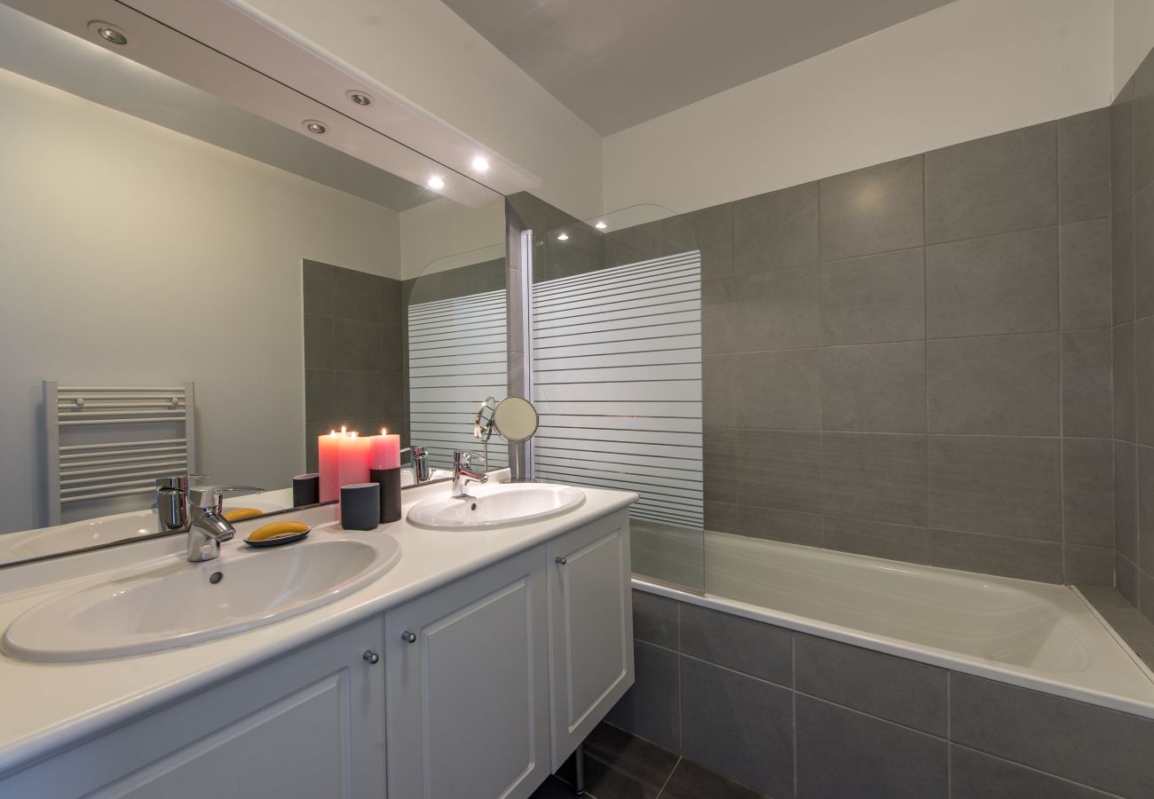 salle de bain, appartement, luxe, location saisonnière, annecy, vacances, lac, montagne, hôtel, plage privée, neige, soleil 