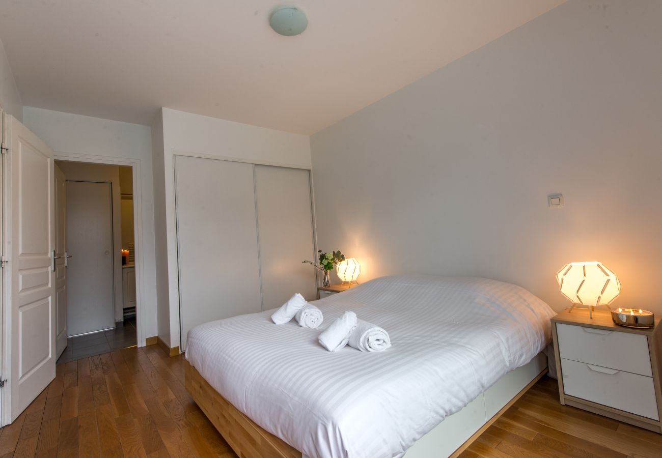 chambre, appartement, luxe, location saisonnière, annecy, vacances, vue lac, montagne, hôtel, plage privée, neige, soleil 