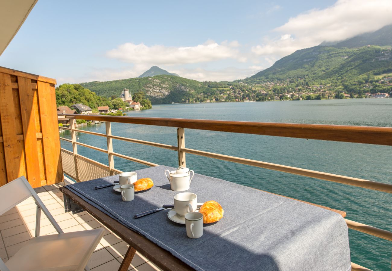 balcon, appartement, luxe, location saisonnière, annecy, vacances, vue lac, montagne, hôtel, plage privée, neige, soleil  