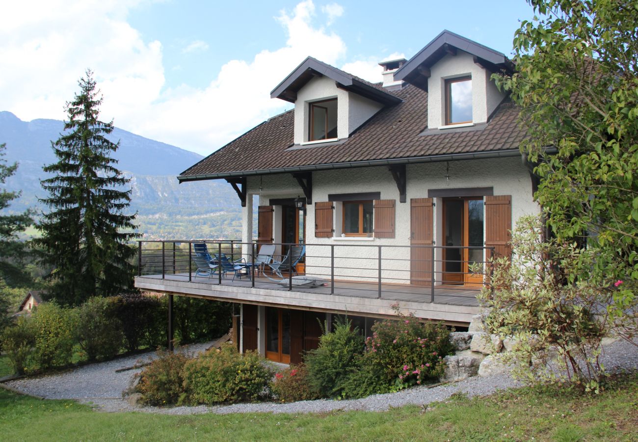 Façade, extérieurs, balcon, jardin, vue montagnes, parking, vacances, maison, chalet, famille, amis