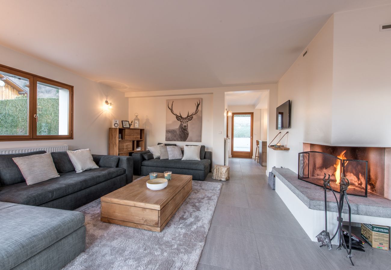 salon, séjour, cheminée, convivial, tv, cocon, cosy, à louer, vacances, annecy, Verthier, balcon, jardin, enfants, famille